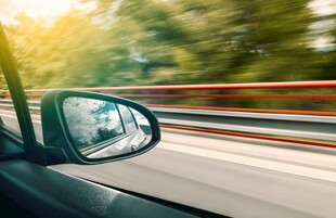 车内后视镜中的道路风景