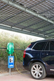 户外太阳能充电桩旁的汽车