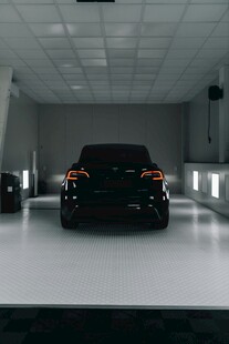 室内展示的黑色SUV汽车