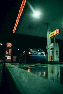 夜晚加油站的静谧景象