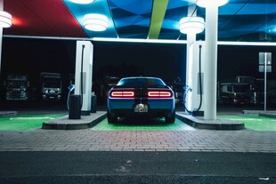 夜间加油站的黑色轿车