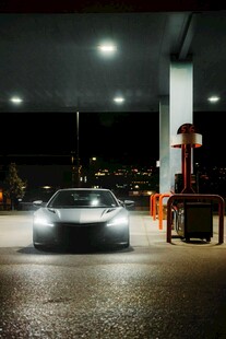 夜晚加油站的炫酷跑车