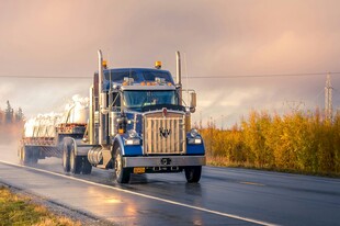 公路上行驶的蓝色重型卡车