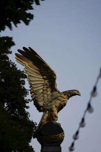 展翅雄鹰雕塑