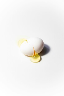 破裂鸡蛋露出金黄蛋液