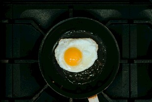 平底锅中煎着的新鲜鸡蛋