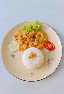 虾仁盖饭配米饭与配菜