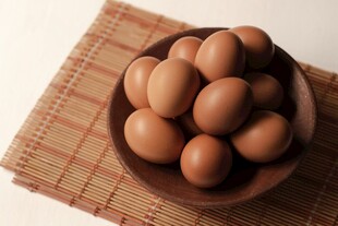 木碗中的新鲜棕色鸡蛋
