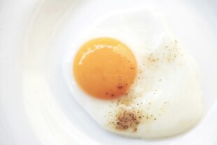 煎蛋撒香料特写