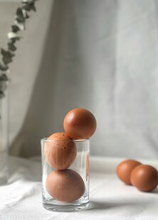 玻璃杯中的棕色鸡蛋
