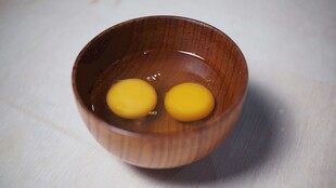 碗中双蛋黄鸡蛋特写