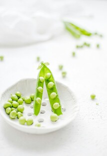 盘中鲜嫩甜豌豆