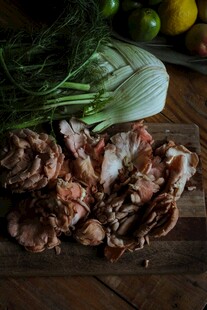 新鲜肉类与蔬菜摆放在木桌