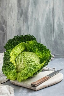 新鲜皱叶甘蓝置于案板上