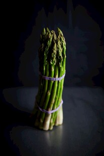 新鲜翠绿芦笋一束
