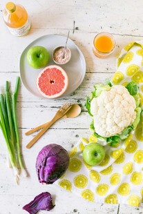 新鲜多样蔬菜与水果组合