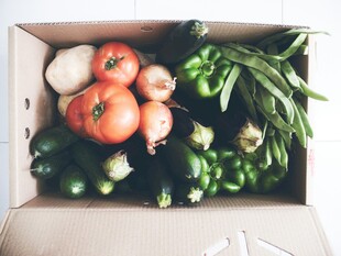 新鲜蔬菜装满箱