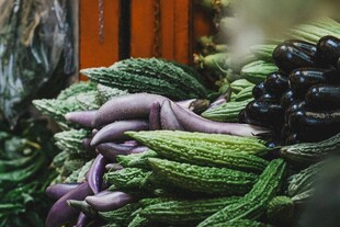 新鲜多样蔬菜堆成小山