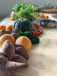多样新鲜蔬菜与根茎类食材