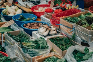 多彩新鲜蔬菜摆满摊位
