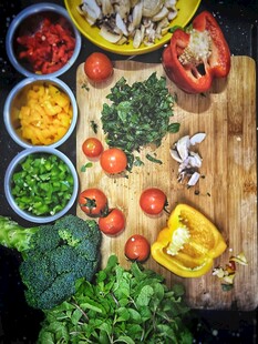 多彩新鲜蔬菜与食材准备