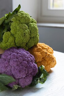 多彩花椰菜摆放在一起