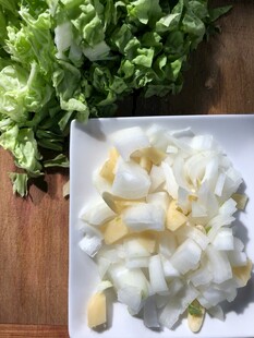 生菜旁的鸡蛋碎拼盘