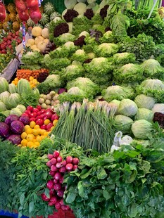多彩新鲜蔬菜摆满摊位