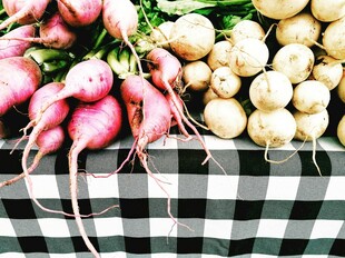 新鲜萝卜与土豆摆放在桌
