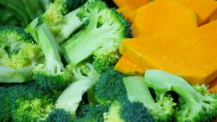 新鲜西兰花与南瓜切片