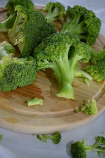 砧板上的新鲜西兰花
