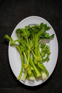盘中鲜嫩芹菜