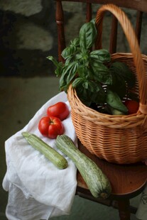 田园风蔬菜篮与新鲜蔬果