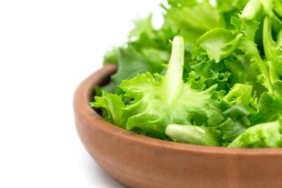 陶碗中的鲜嫩生菜
