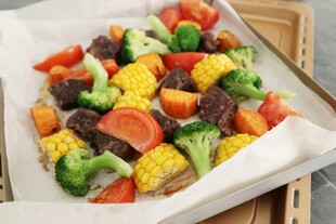 多彩蔬菜牛肉烤盘料理