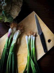 案板上的青葱与刀具