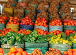 多彩新鲜蔬菜摆满摊位