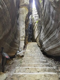 石缝石梯
