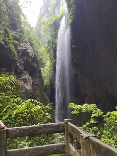 山间瀑布