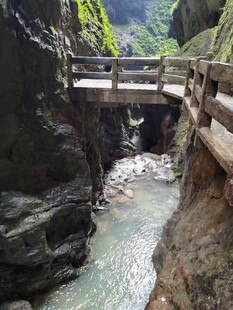 峡谷溪流