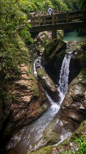 岩石溪流