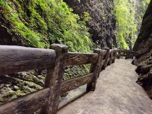 山间护栏