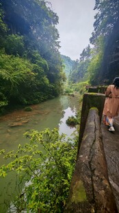 山间溪流