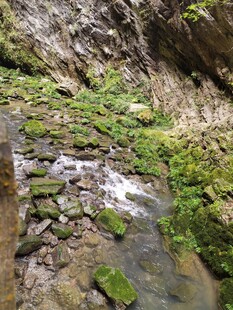 山间溪流