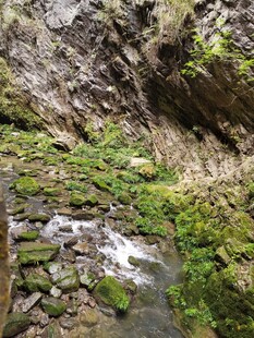 山间溪流