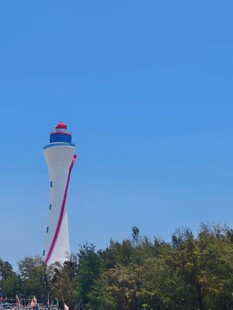 海边高耸的彩色灯塔景观