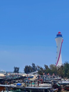 海边高塔与停泊船只景观