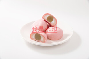 粉色夹心糕点摆于白盘