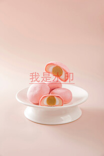 粉色夹心糕点摆于白盘