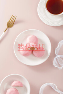 精致粉色点心与茶饮搭配